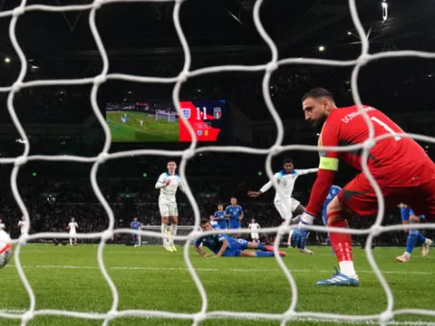 Rashford và Ten Hag cùng cười tươi sau loạt FIFA Days