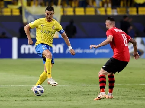 Thầy cũ Messi khen Ronaldo “xuất sắc nhất thế giới”