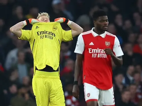 Neville bị sốc khi Ramsdale tái hiện sai lầm của De Gea