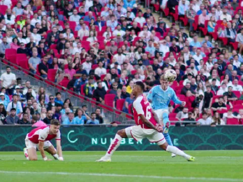 Lee Dixon: "Hoàn toàn không có cơ may nào cho Ramsdale"