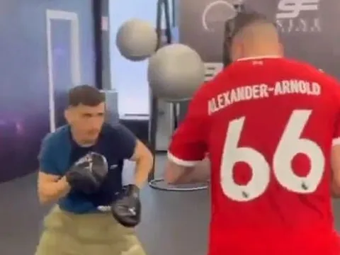 Lý do Torres khoác áo đấu có in tên Alexander-Arnold