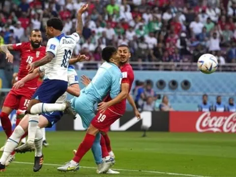 Thủ thành Iran bê bết máu sau pha va chạm kinh hoàng