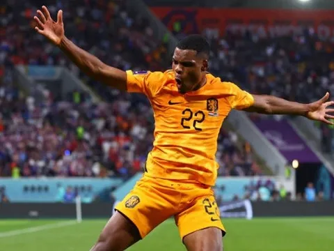 1 bàn + 2 kiến tạo, Dumfries đi vào lịch sử Hà Lan