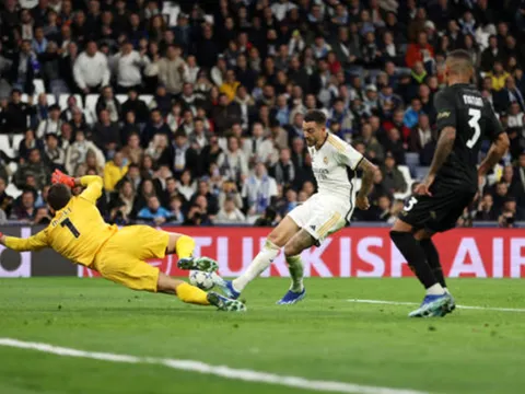 Bùng nổ 10 phút cuối, Real duy trì mạch toàn thắng