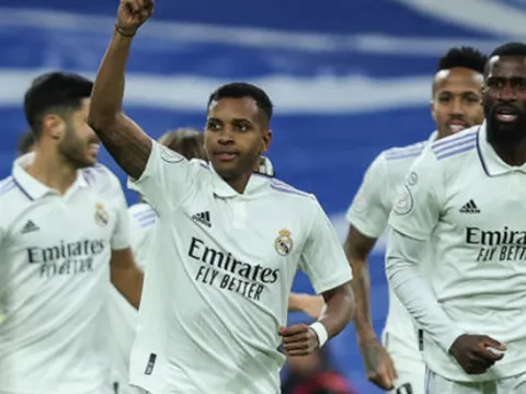 Benzema ngả mũ trước đồng đội