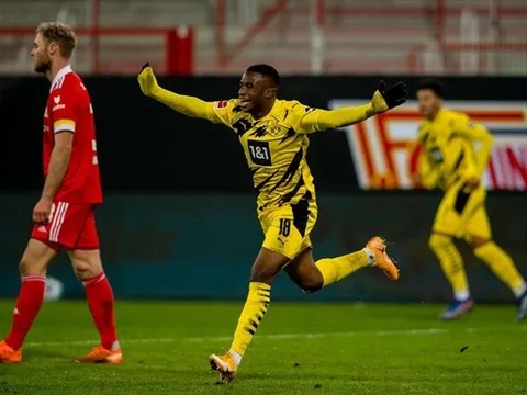 Viên ngọc đen khiến Liverpool bấn loạn