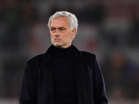 CĐV Roma bày tỏ tình cảm với Mourinho