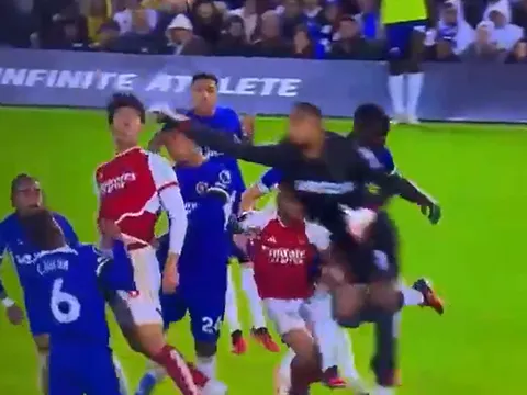 Arsenal lại khóc hận vì VAR