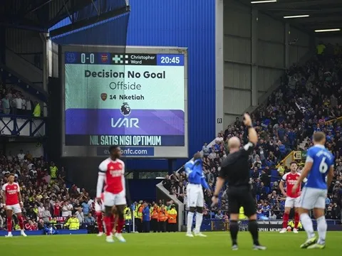 2 cú sốc ập đến Arsenal trong tích tắc