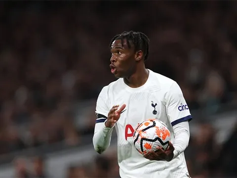 Paul Merson ấn tượng với sự toàn diện của Destiny Udogie