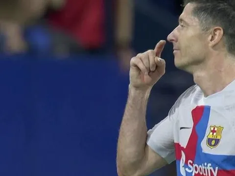 Lewandowski trả giá đắt vì 'khịa' trọng tài
