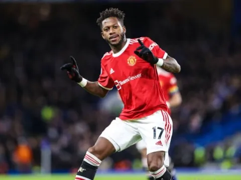 Fred đáp lễ Mendy, vùng vằng không cho 1 sao Chelsea đụng chạm