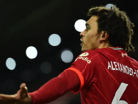 Nhìn Trent Alexander-Arnold, 2 sao Liverpool đồng loạt ôm đầu
