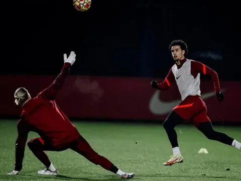 Van Dijk bá vai cạ cứng mỉm cười, Liverpool đón tin vui trung tuyến