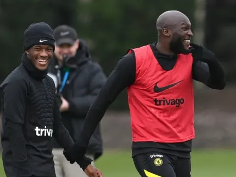 Lukaku cười tít mắt nắm tay viện binh, Chelsea sửa soạn đụng độ Gerrard