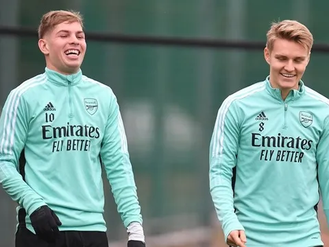 Số 10 sánh bước cùng số 8, Arsenal sửa soạn hành quân chiến Liverpool