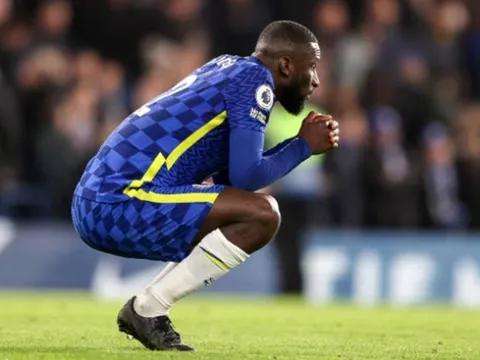 Sao Chelsea phi thân đạp cả 2 chân, trọng tài Mike Dean đã nhẹ tay?