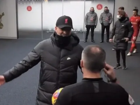 Bực bội 2 pha bóng, Klopp tiến đến trọng tài trong đường hầm giữa trận