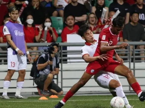 Văn Thanh bị cầu thủ Singapore vung tay vào mặt