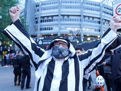 Giám đốc mới đặt chân đến St James' Park, Newcastle hân hoan chuyển giao quyền lực