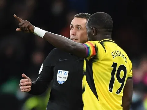 Vì sao trận Chelsea - Watford bị hoãn ngay phút 12?