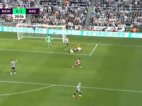 Neville: "Martinelli phải xử lý tốt hơn"