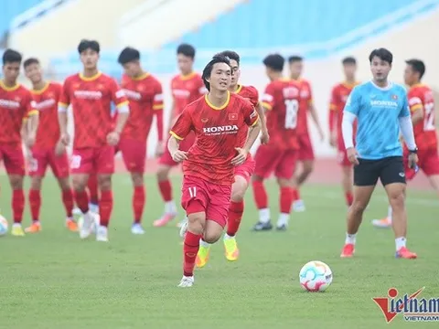 Việt Nam đấu Lào: Ba điểm và giấu bài