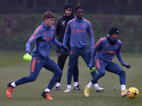 Hai gương mặt lạ trong buổi tập của Man Utd