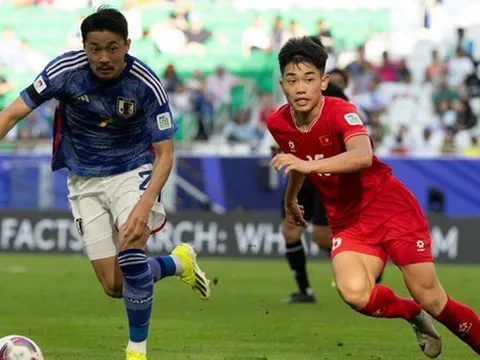 Tuấn Hải trò chuyện tiền đạo Man Utd; Sao Việt Nam được CLB Nhật hỏi mua