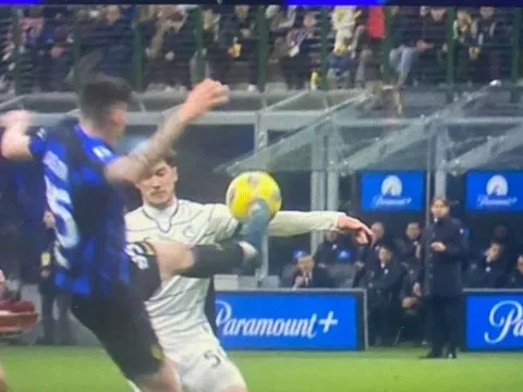 ''Trọng tài và VAR đều mắc sai lầm nghiêm trọng''