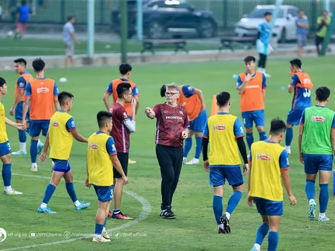 Bàn tay sắt còn mềm của HLV Troussier