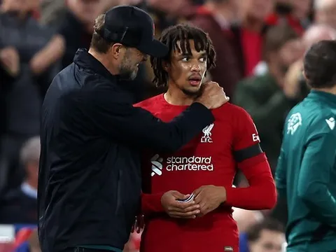 Liverpool tan hoang, Klopp chơi với 'lửa'