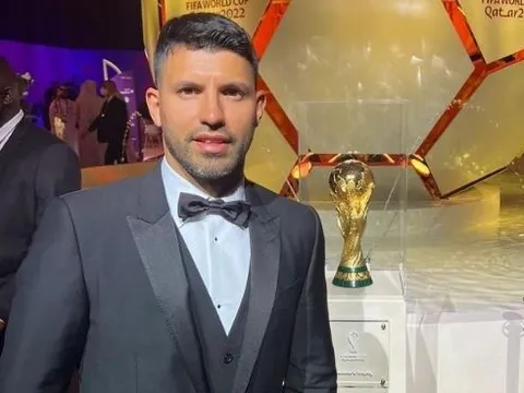 Aguero nổi giận khi bị cấm vào thăm tuyển Argentina