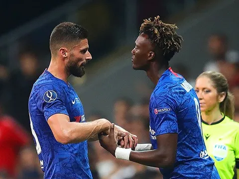 Alan Shearer: "Abraham xứng đáng đá chính ở trận Arsenal hơn Giroud vì..."