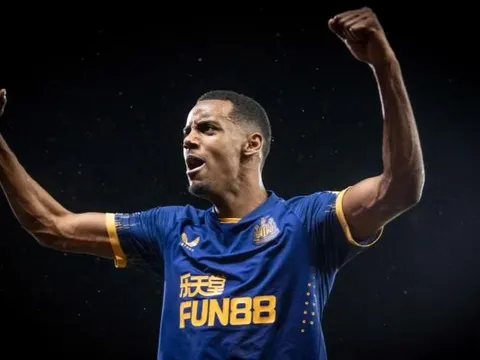 Alan Shearer so sánh mục tiêu của Arsenal với Henry