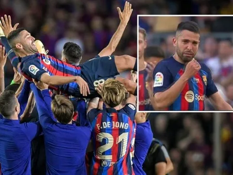 Alba bật khóc và được các ngôi sao Barcelona an ủi