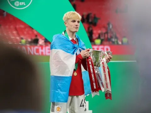 Alejandro Garnacho thách thức Man City