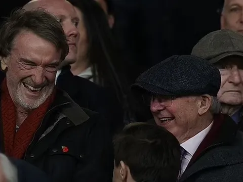 Alex Ferguson và Jim Ratcliffe "chiếm sóng" tại Old Trafford