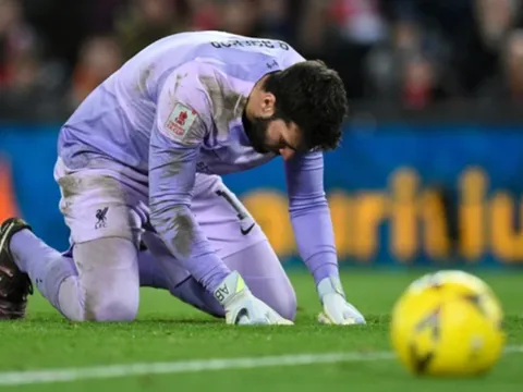 "Sai lầm nực cười từ Alisson"