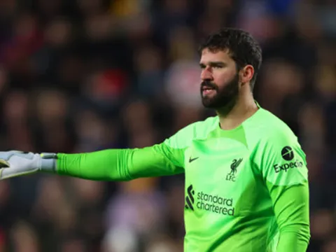 Alisson khó hiểu về phong độ của Liverpool