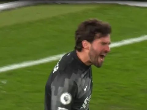 Alisson mắng chửi đồng đội; Salah thái độ với Jurgen Klopp