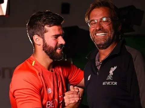 Món quà đặc biệt Liverpool tặng Alisson