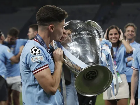 Alvarez đi vào lịch sử