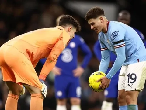 Alvarez giải mã màn đấu trí với Kepa