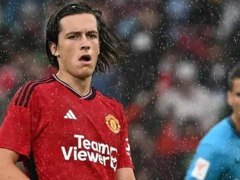 Bán sao cho Benfica, Man United thu về 8 triệu bảng