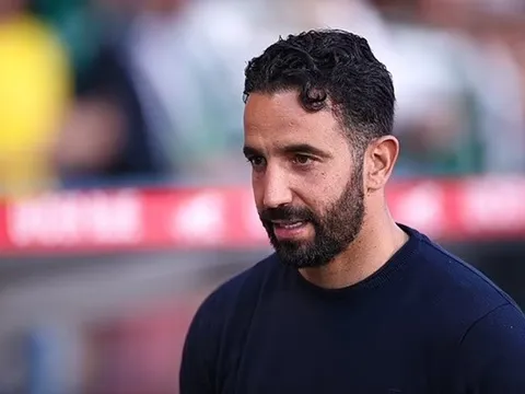 Amorim lại khiến Liverpool phiền lòng