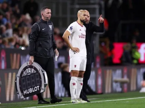 Debut phút cuối, Amrabat có động thái trên MXH