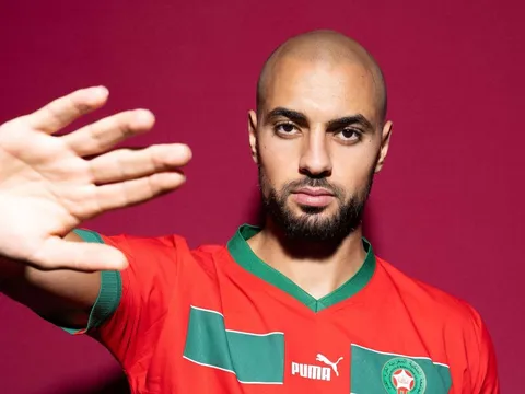 Amrabat có phải lời giải cho hàng tiền vệ Man United?