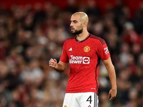 Amrabat đang nghẹt thở tại Man Utd
