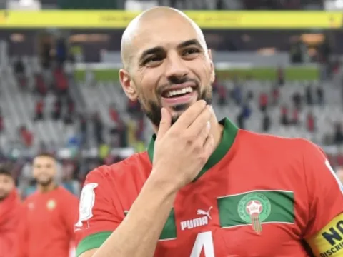 Amrabat: 'Giroud bám theo tôi suốt cả trận'